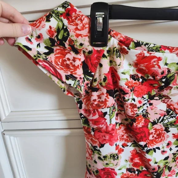 Gianni Bini Cropped Red Floral Off Shoulder Top - Picture 3 of 9